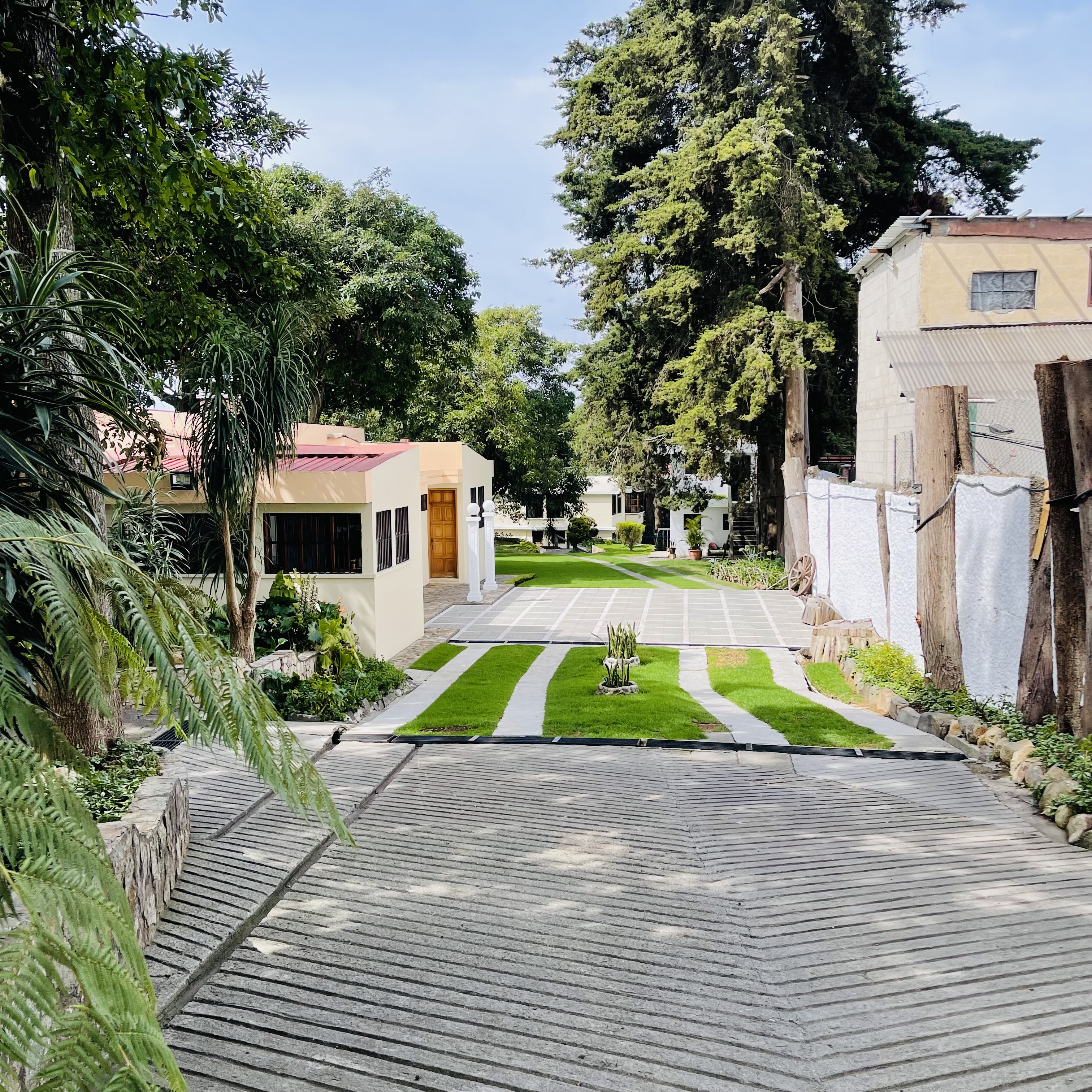 Propiedad Residencial con Dos Casas y Amplio Terreno en Zona 2, San Lucas Sacatepéquez