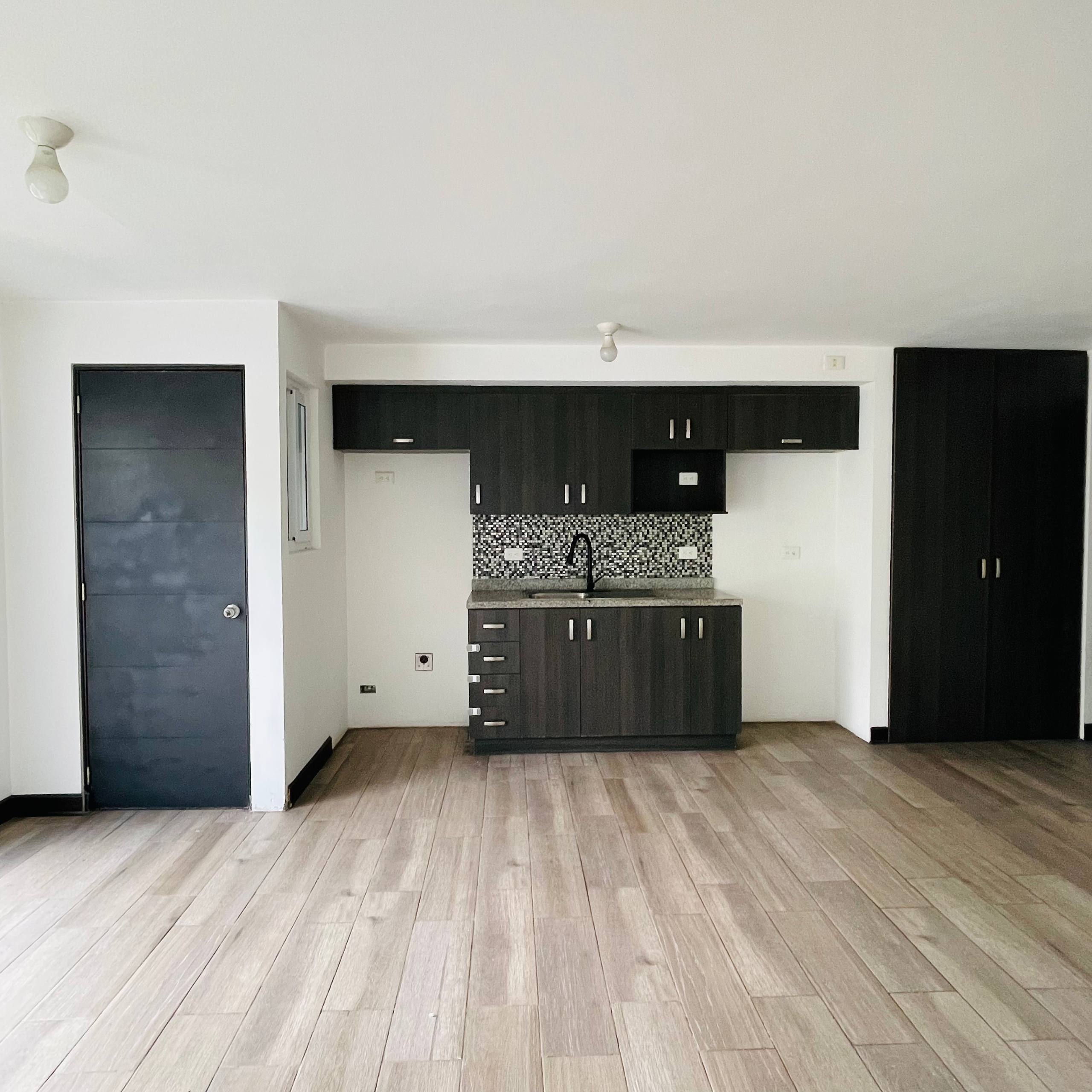 Apartamento con balcón en venta en Villas Granada 2, zona 10 de Santa Catarina Pinula