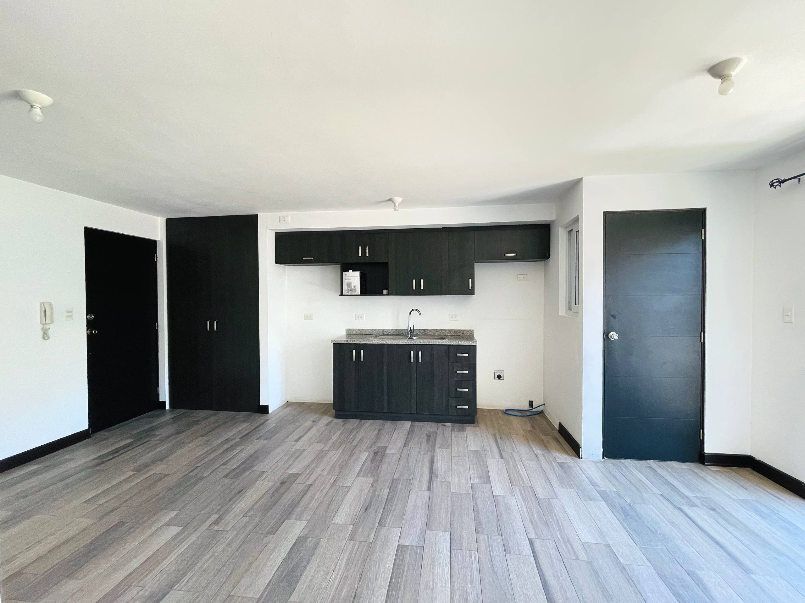 Apartamento en renta con 2 parqueos y mantenimiento incluido, Villas Granada 2 — Zona 10, Santa Catarina Pinula