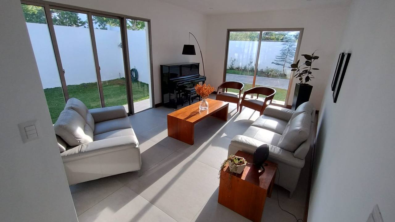 Casa en Venta en San José Pinula – 4 Habitaciones, Residencial Privado de 8 Residencias - foto 1